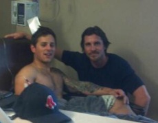 Uno de los sobrevivientes puso esta foto de él y Christian Bale en "Tweeter"